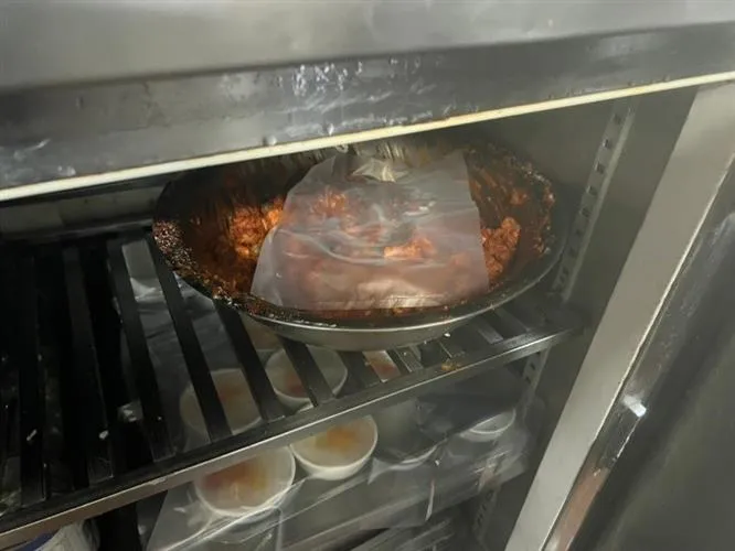 衛生局至兄弟飯店抓2缺失，包括冰箱食材未覆蓋。北市衛生局提供