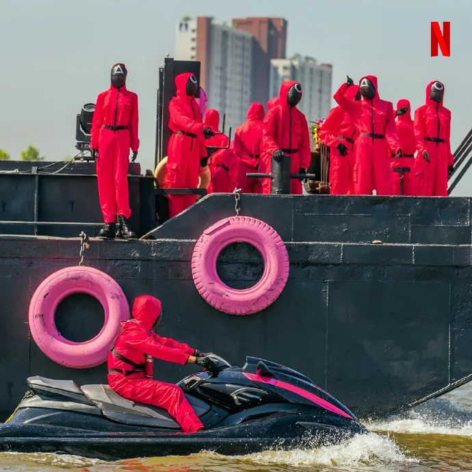 曼谷不只有英熙娃娃，還有頭頂著符號的工作人員。翻攝文刀大土申微博