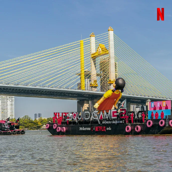 英熙娃娃碰到橋還知道要躺下。翻攝文刀大土申微博