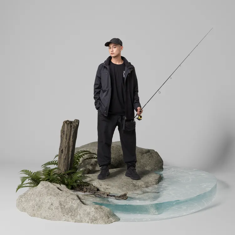 工裝寬褲結合輕量材質與多口袋設計提升機能性。品牌提供