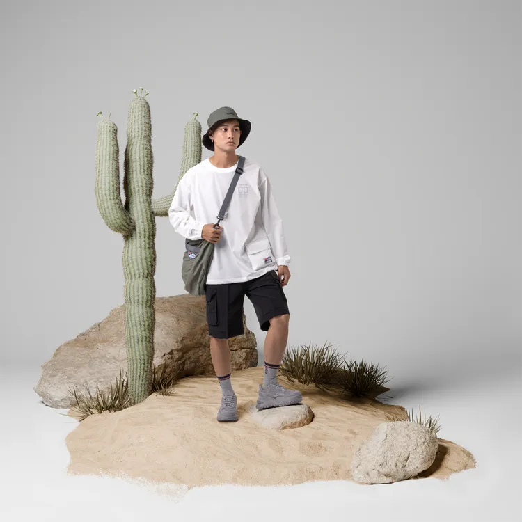 超大容量郵差包與漁夫帽的搭配展現山系潮流與慢活風格。品牌提供