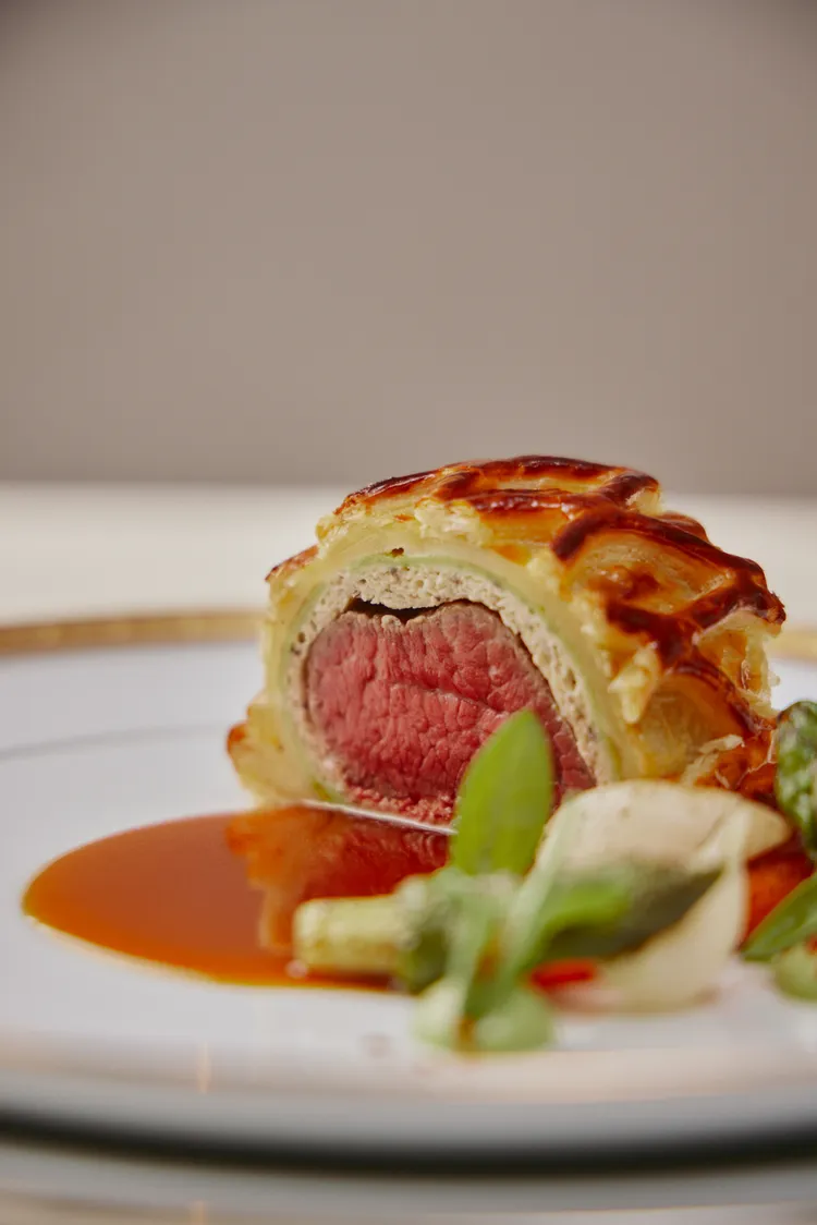 和牛威靈頓、迷你蘿蔔、龍蒿塔塔、干邑牛肉湯醬汁。業者提供