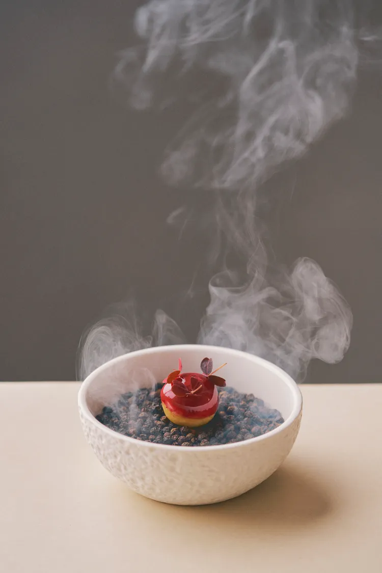 鴨肝慕斯、黑醋栗。業者提供