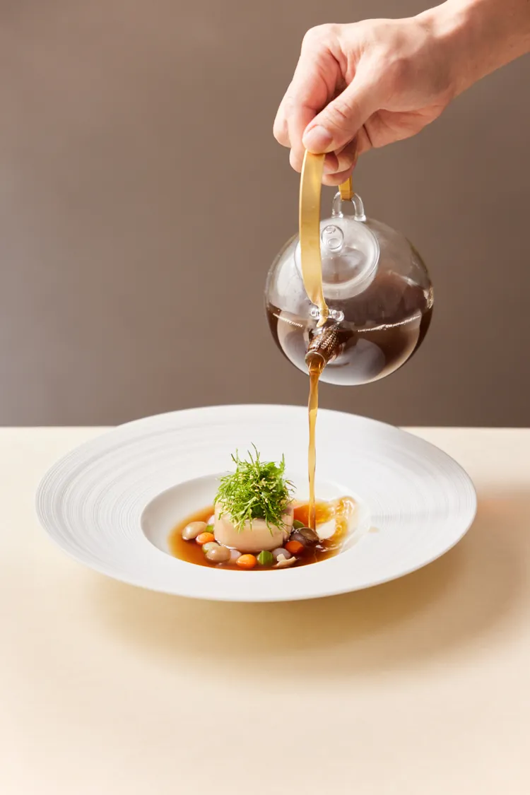 乳豬硝肉、牛樟芝大吉嶺茶湯、綜合香草、蔬菜球。業者提供