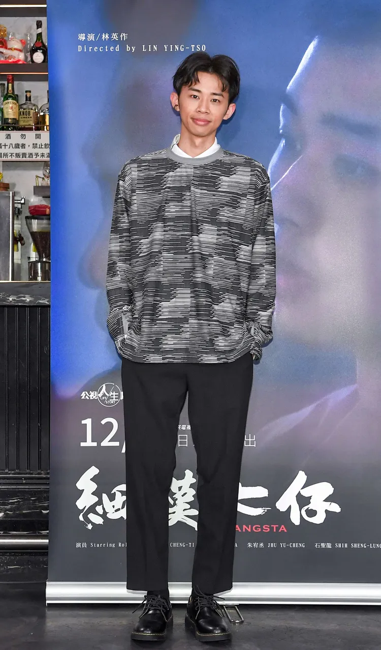 吳政迪為了貼近角色，特別蓄鬍、胸前紋龍刺青。公視提供