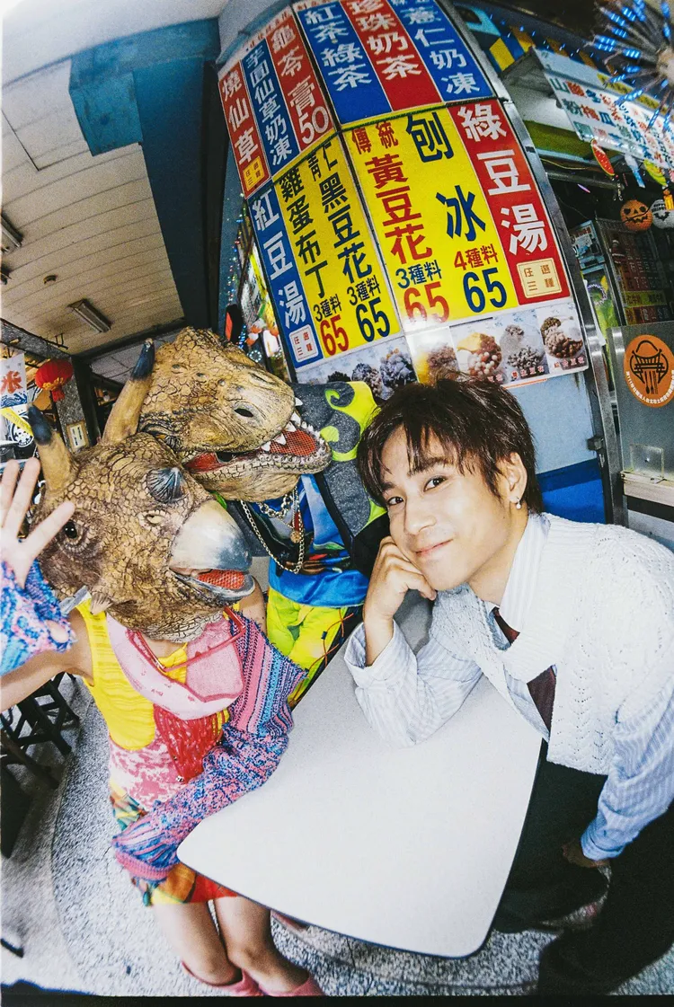 片山凉太（右）與恐龍的皮首次碰面宛如來的侏羅紀公園。圖／大元娛樂提供