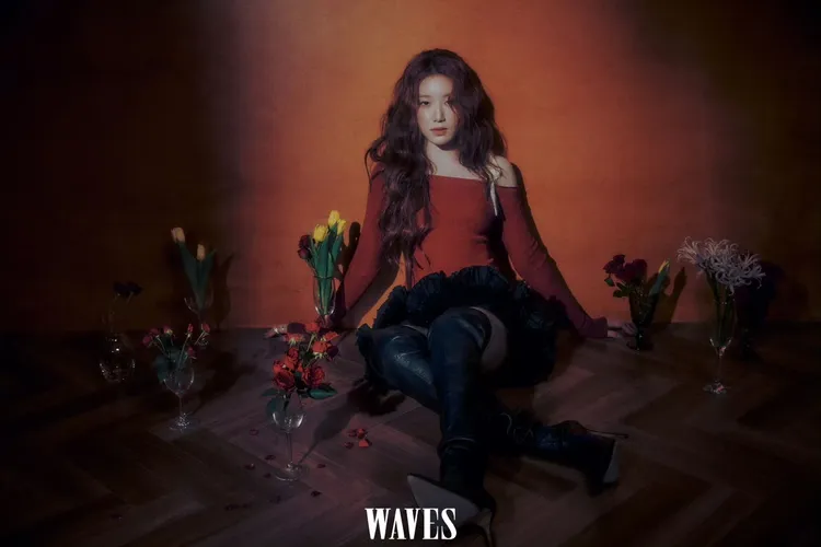 葉舒華拍攝《WAVES漫潮》封面。翻攝《WAVES漫潮》微博
