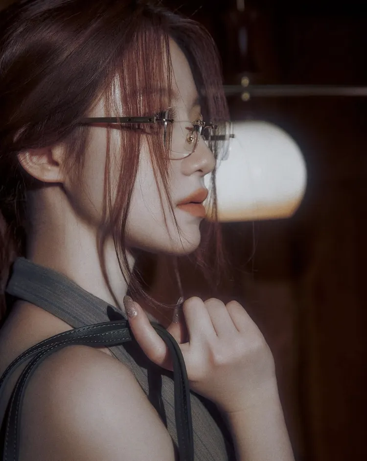 葉舒華的眼鏡造型收穫粉絲好評。翻攝《WAVES漫潮》微博