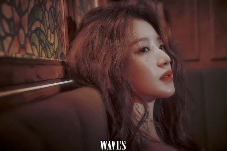葉舒華拍攝《WAVES漫潮》封面。翻攝《WAVES漫潮》微博