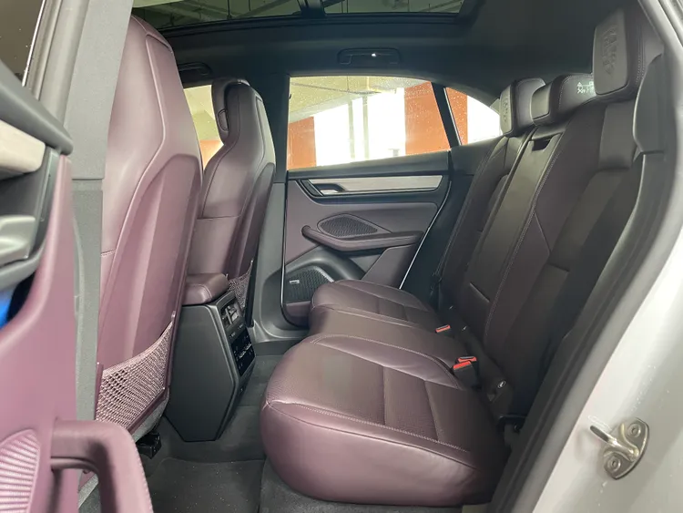 拜軸距大幅增加所賜，後座空間也得已有顯著提升，帶來更舒適的乘坐機能。林浩昇攝