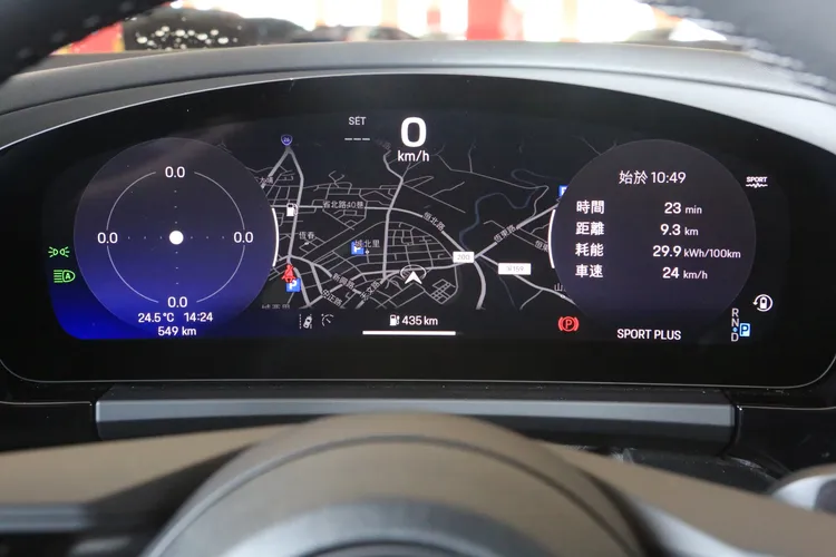 扇形設計的12.6吋數位儀錶板，在維持經典之外，更帶來便利豐富的科技化資訊。林浩昇攝