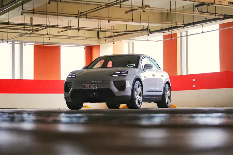 在日常的都會通勤時光中，Macan Electric的靜謐、平順及從容，仍能稱職地擔綱一輛具有個性化風情的家庭用休旅車。林浩昇攝