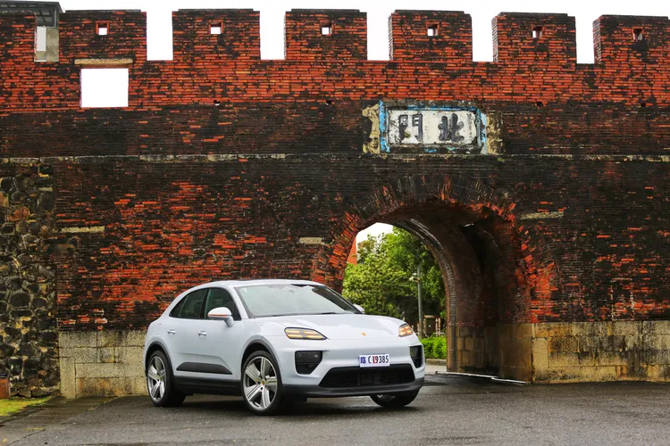 即便Macan已全然邁向主流的電動世界，但萬幸的是，身手及熱情仍是不辱保時捷之名。林浩昇攝