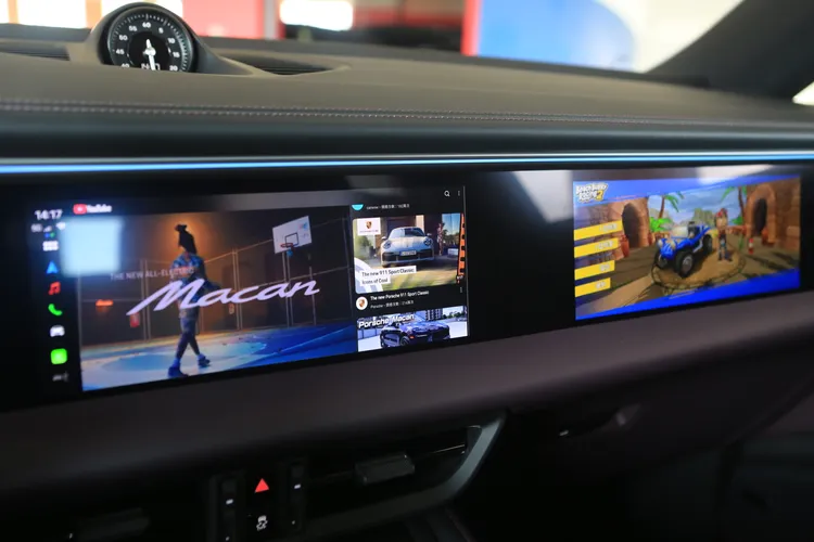 供選配的乘客座的資訊娛樂顯示幕(右)能下載多款熱門的第三方App，包含影音串流、遊戲，甚至是卡拉OK功能。林浩昇攝