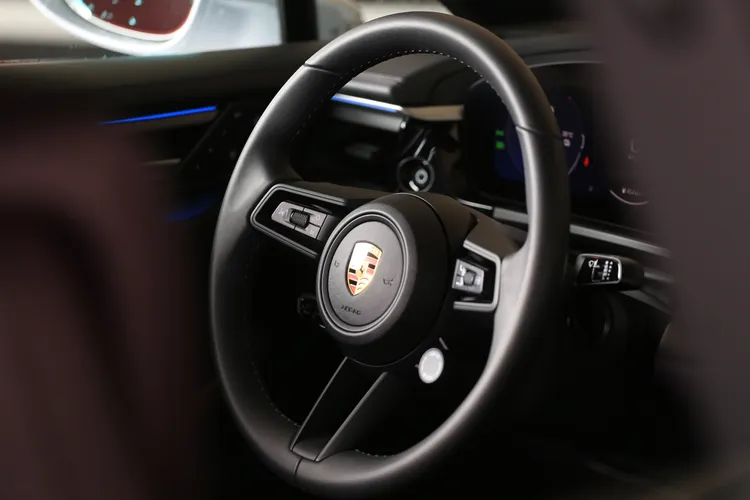 三輻式跑車方向盤與新世代Porsche 911(992)相同，散發出濃烈戰鬥氣息。林浩昇攝