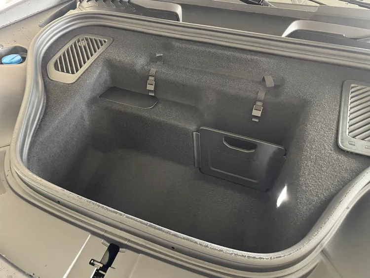 在前行李廂蓋底下還有 84 公升容量的第二個行李廂。林浩昇攝