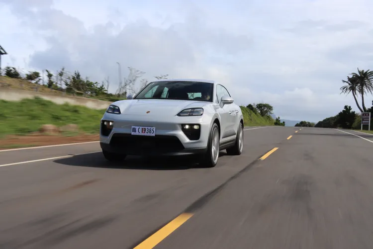 Macan 4在超增壓模式下可輸出408匹最大馬力，原廠數據只要5.2秒就能完成0-100km/h加速，極速可達220km/h。林浩昇攝