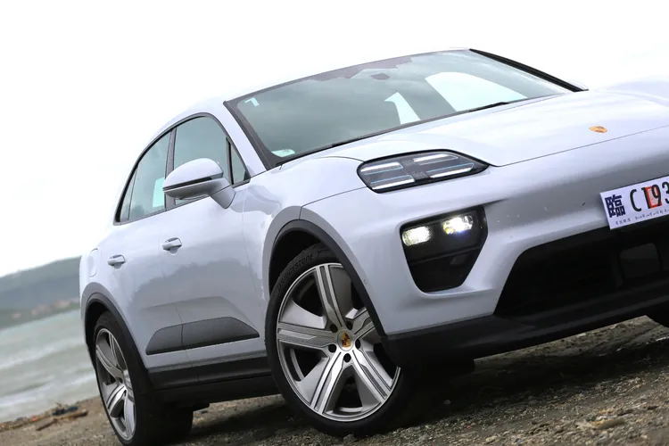 Macan Electric頭燈採用不同於過往的分離式設計，兩端凸起的葉子鈑，則訴說了Porsche自始至終不變的DNA。林浩昇攝