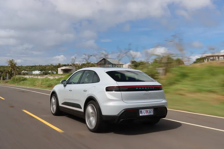 隨著道路狀況的改變、車速逐漸加快，Porsche Macan 4 Electric在舉手投足之間逐漸展現出其不凡。林浩昇攝