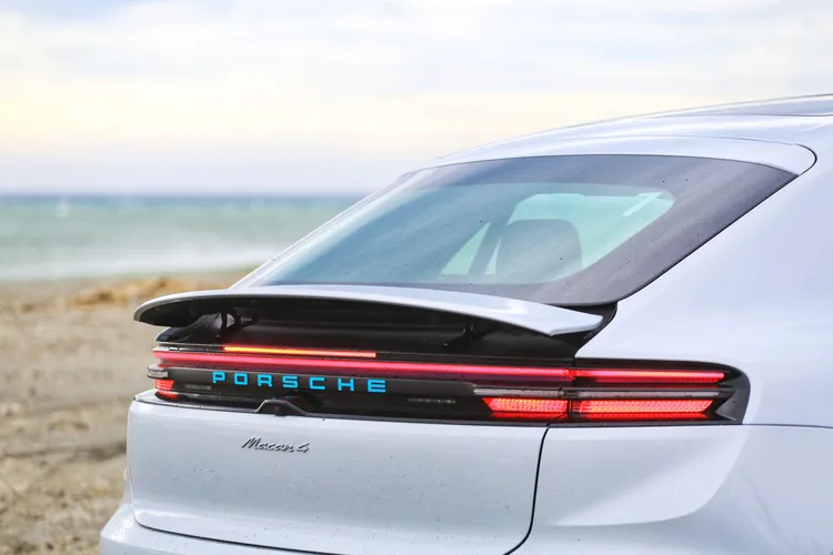 車尾採用電動升降式尾翼，搭配貫穿式的LED尾燈組，使得視覺更為精緻科技化。林浩昇攝