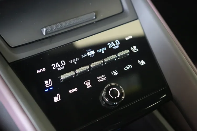 中央鞍座前端採用觸控與實體按鍵融合的控制介面，仍然帶來直覺的操作感受。林浩昇攝