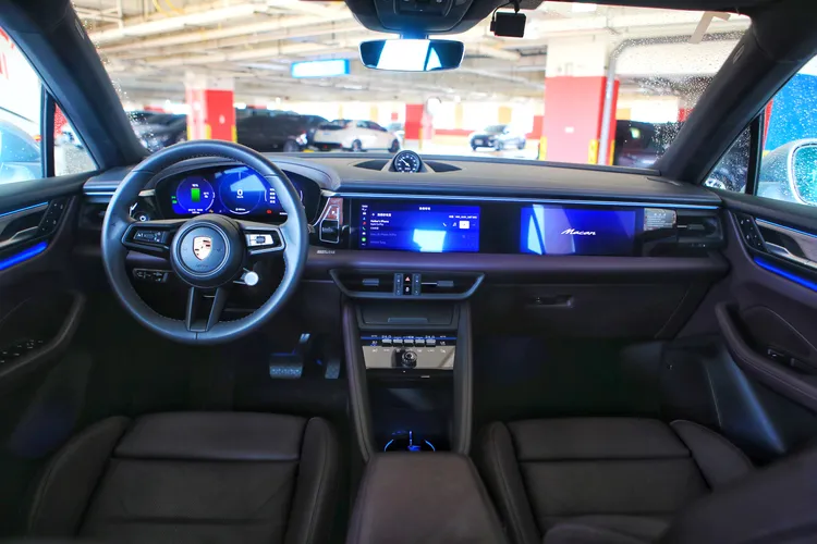 Macan Electric車艙整體設計在不容錯認的Porsche部份DNA之外，融入了當前最新的大量數位化元素。林浩昇攝