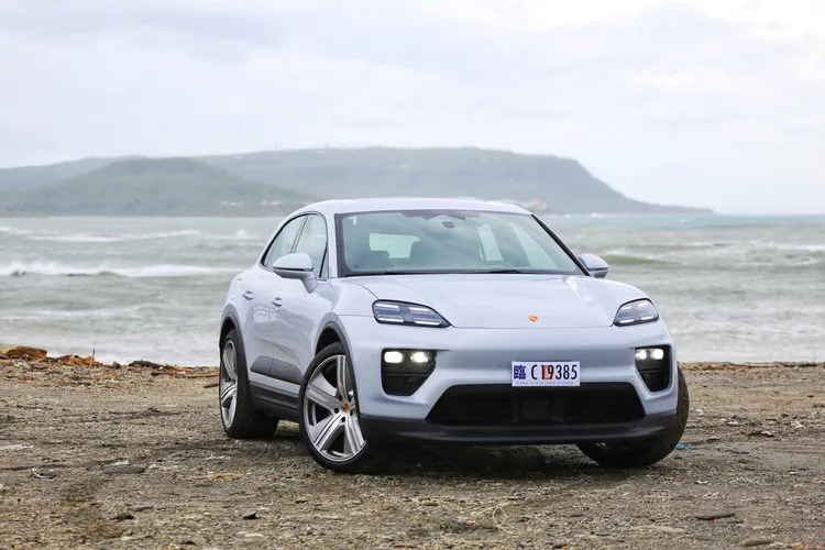 全新Macan Electric整體車頭仍帶有濃厚的既有基因，一眼即可辨認這是一輛Macan。林浩昇攝