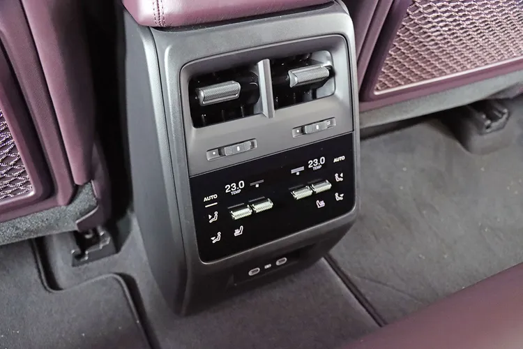 後座可選配左右獨立恆溫空調界面，下方附有兩組Type C的插座。林浩昇攝