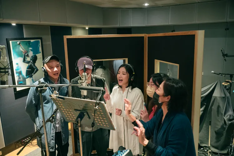 Sandra（中）和5親友進錄音室唱兒歌。小公視提供