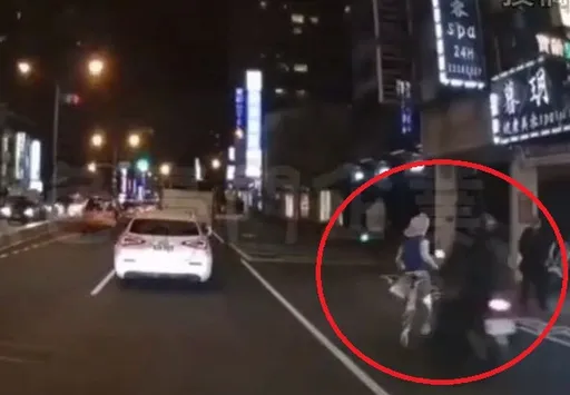 有行人穿越道不走!台中三寶女違規穿越馬路 遭機車撞飛釀2傷