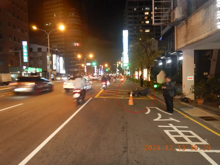 林姓婦人違規穿越馬路被機車撞飛。民眾提供