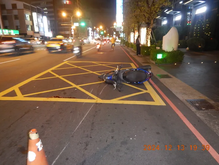 事故地點不到100公尺就有紅綠燈行人穿越道。民眾提供