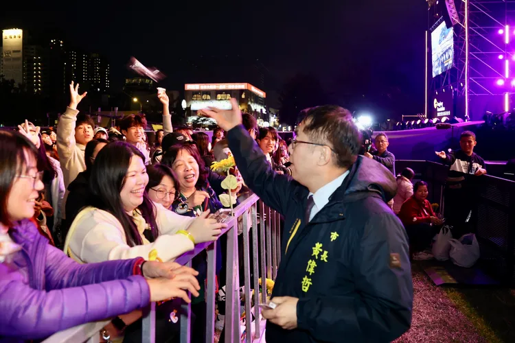 演唱會開始前市長黃偉哲與台下觀眾互動。南市府提供