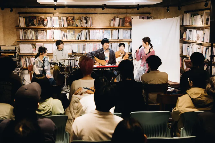 守夜人由稚翎（左起）、其偉、旭章和佳穎組成，右為白安。圖／放飛音樂提供