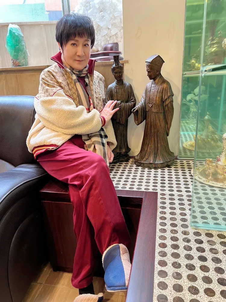 葉青身旁這兩尊都是她曾扮演的角色「李後主」和「孔明」。趙大智攝