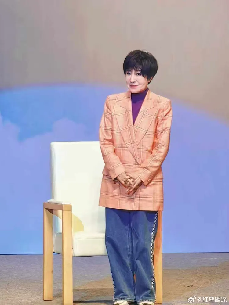 葉青日前赴中國出席活動時，體態似乎消瘦了一些、且表情略顯疲憊。翻攝微博