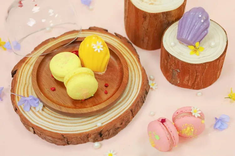 HAPPY HOUR歡樂時光也全面升級內容，於每日下午3點至5點在北緯咖啡廳同步供應無限暢飲及精緻小點，更提供花蓮當地特色的秀林紅甘薯瑪德蓮、吉安芋香瑪德蓮及選用瑞穗鳳梨、玉里火龍果的馬卡龍作為迎賓禮，旅人能一嚐花蓮道地特色甜點。業者提供