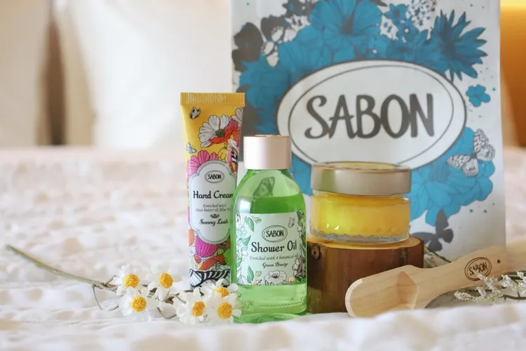 此次搭配溫泉房型方案，每房入住即加贈世界頂級保養香氛品牌SABON「感官境遇組」乙組，旅人可體驗到包含選用基調味道調和玫瑰、伯爵茶、常春藤的微風拂綠沐浴油及選用基調味道為佛手柑、晚香玉、薰衣草的橙沐向陽身體磨砂膏及護手霜，旅人能一次體驗到兩種調性的頂級香氛。業者提供