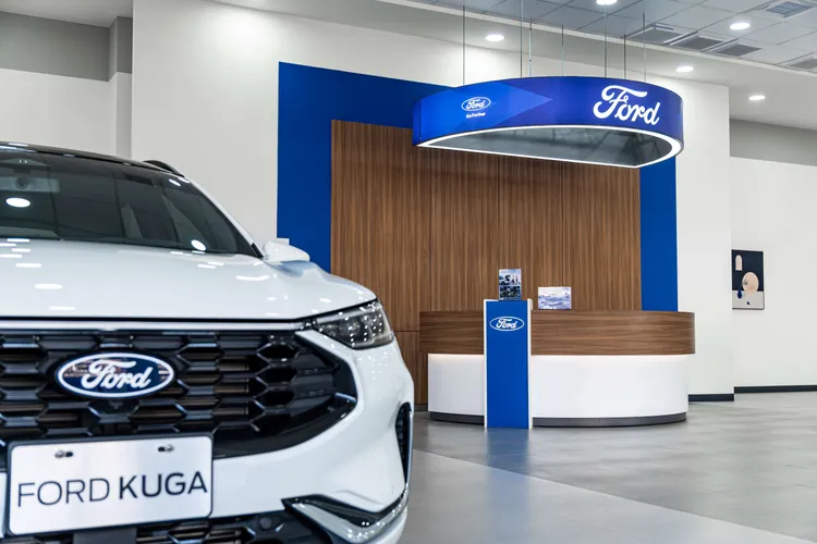 內部設計結合Ford標誌識別藍色與溫潤木紋，營造明亮且充滿活力的視覺感受。業者提供