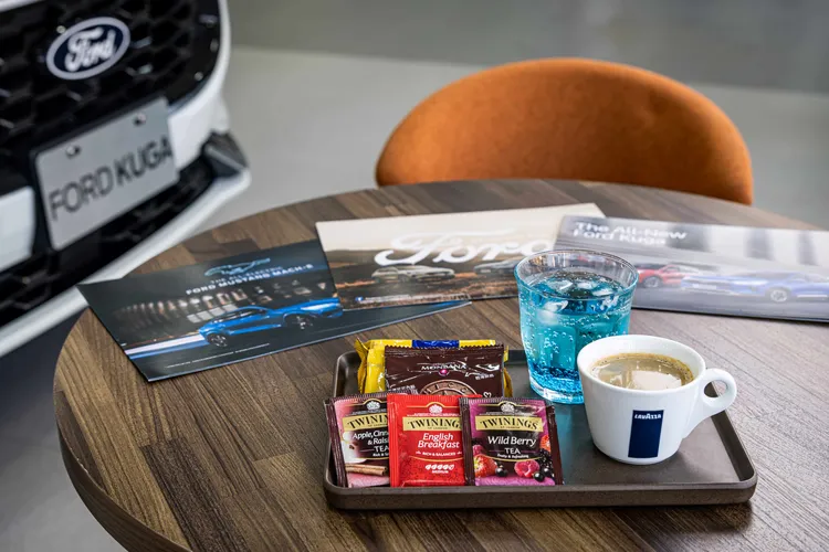 Ford高雄九和一心展示中心提供義大利百年經典品牌LAVAZZA咖啡、BEVCO氣泡水，以及專用調飲糖漿，同時搭配Costco好市多當季檔期精選的甜、鹹點心。業者提供