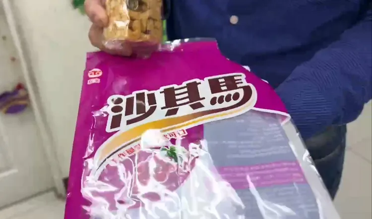 陸姓民眾向食品廠反應，對方表示「寄回來換一整包新的給你」。民眾提供