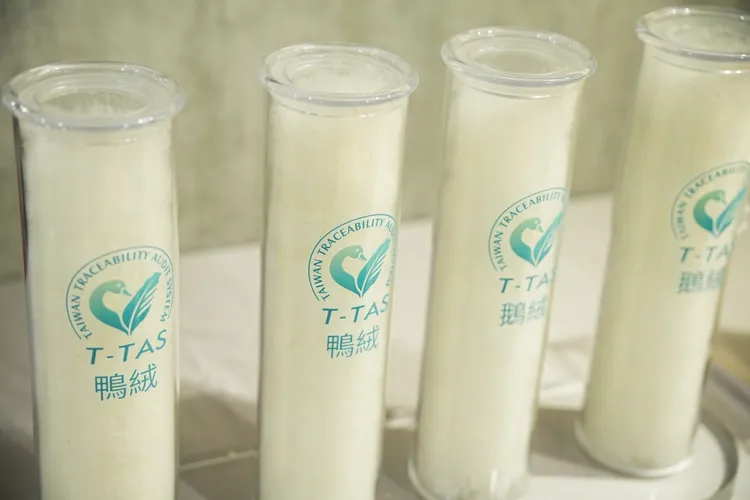 T-TAS國產羽絨追溯制度是台灣為羽絨產品量身打造的全面追溯與認證系統，讓每一朵MIT羽絨都擁有「身分證」。業者提供