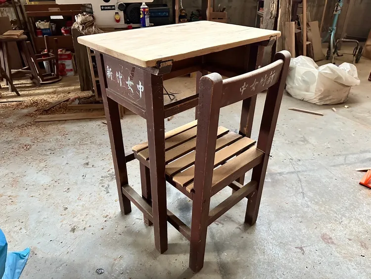 新竹女中課桌椅。環保局提供