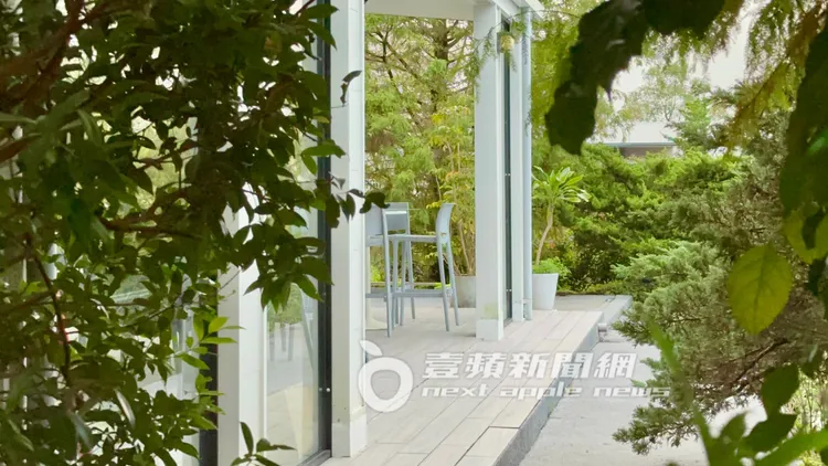 劉家昌鄰居透露，時常看見1名年約60歲的貴婦陪伴在別墅後院露天雅座看湖畔談心。特勤中心攝