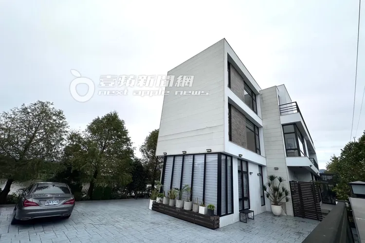 劉家昌生前住在宜蘭的千坪庭園別墅，平時代步的灰色賓士CLA250轎車，還停在家裡。特勤中心攝