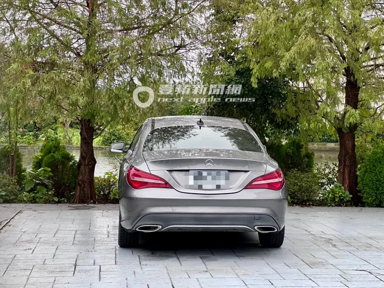 劉家昌平日代步的225萬灰色賓士CLA250轎車，就停在別墅內湖畔旁。特勤中心攝