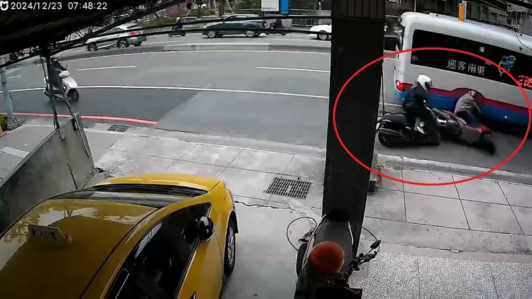 林姓男子（右）與女騎士擦撞後倒地，被公車輾過慘死。民眾提供