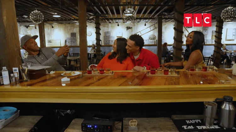 女友奈拉連合影都明顯感覺到自己才是「不被愛的第三者」。TLC提供