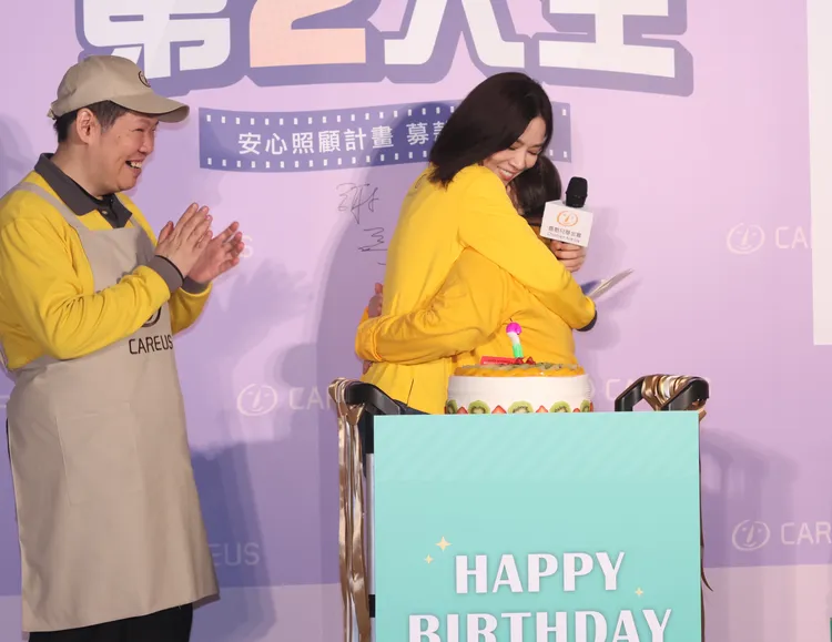 謝盈萱緊緊擁抱憨兒。攝影中心攝