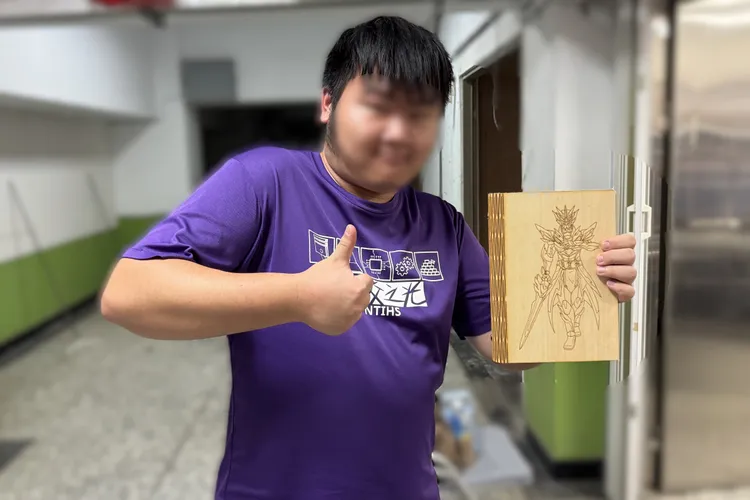 體驗學員「小哲」拿著作品展示，不敢相信自己能做出這麼漂亮的成品，超級開心。分署提供